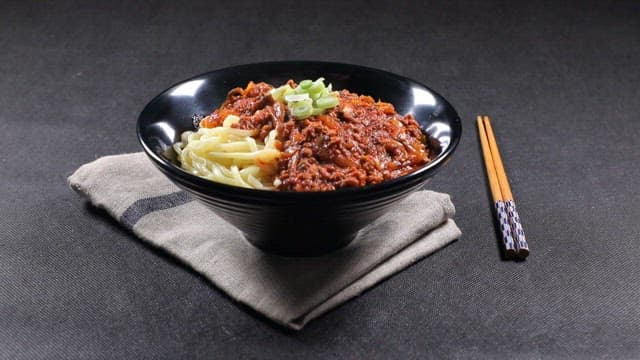 파가 고명으로 올라간 먹음직스러운 중화제육면