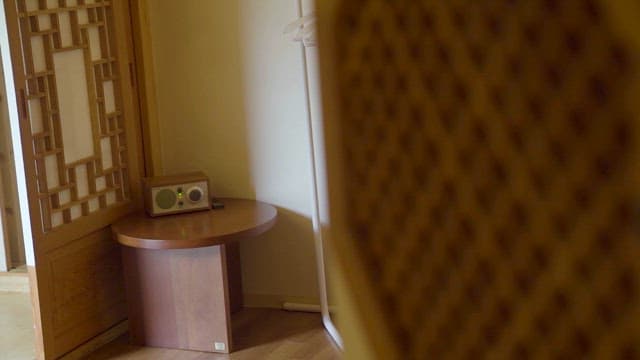 실내 나무 테이블 위의 레트로 스타일 라디오