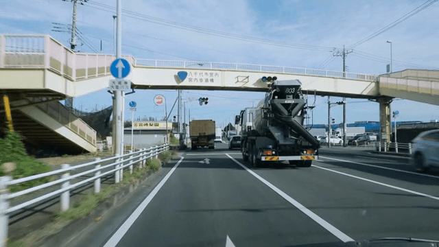 마을 도로에서 차량 주행