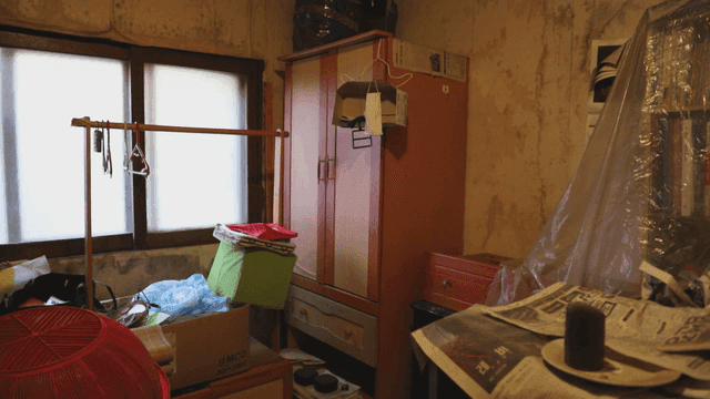 오래된 가구가 있는 어수선한 방