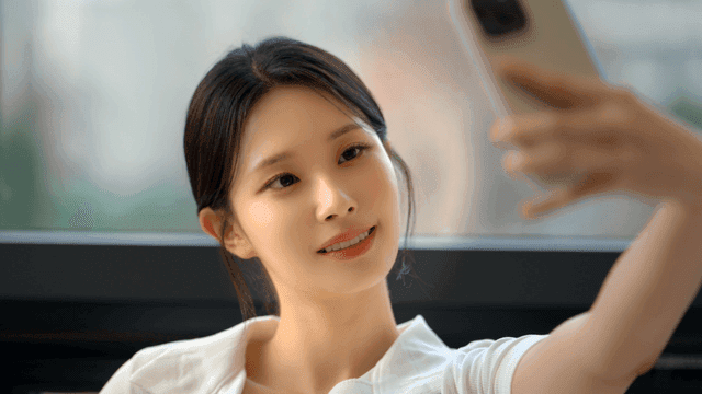 창가에서 셀카를 찍는 젊은 여성