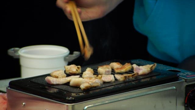 전기 그릴에서 먹음직스럽게 구워진 항정살 한 점