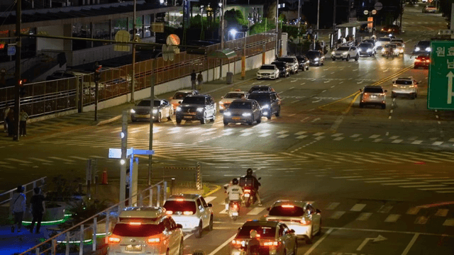 밤의 번화한 교차로