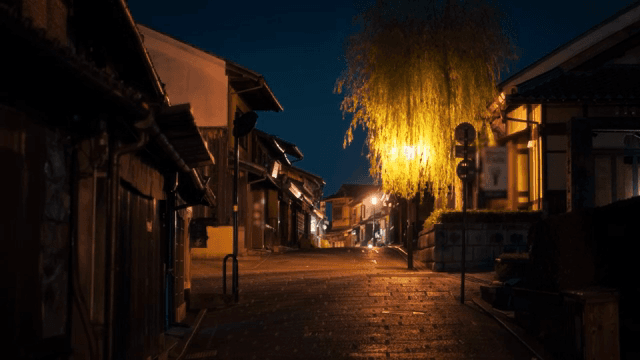 따뜻한 불빛이 있는 밤의 조용한 거리