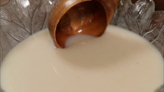 나무 국자로 전통 쉰다리를 뜨는 모습