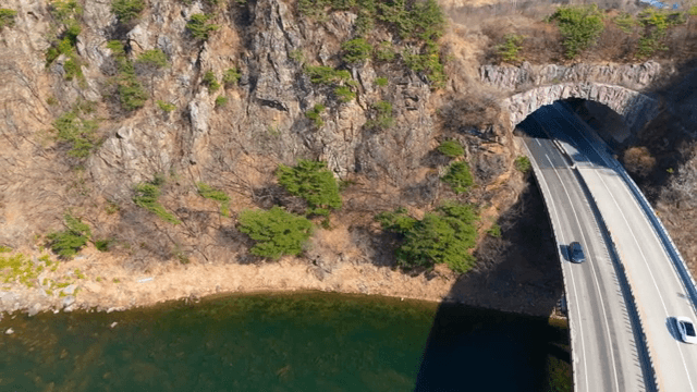 바위 절벽을 통과하는 도로 터널