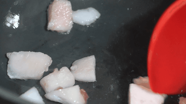 팬에서 고기 비계 기름을 볶아주는 국자