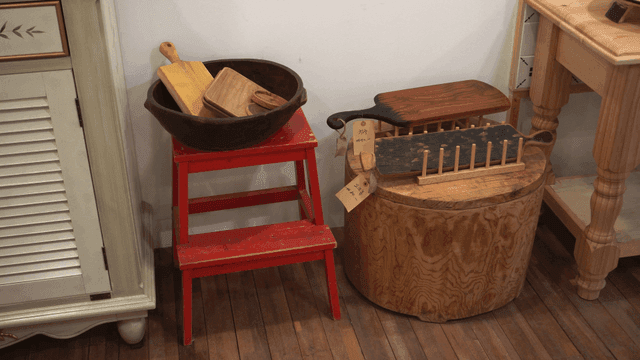 실내에 전시된 나무 주방 도구