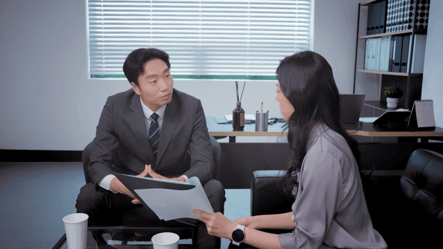 집중적인 토론이 있는 사무실 회의