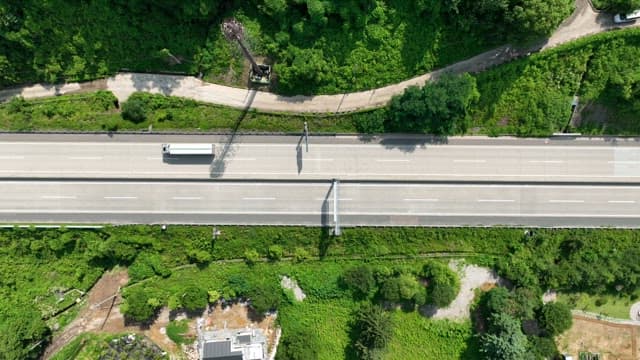 울창한 녹지 사이의 한적한 고속도로