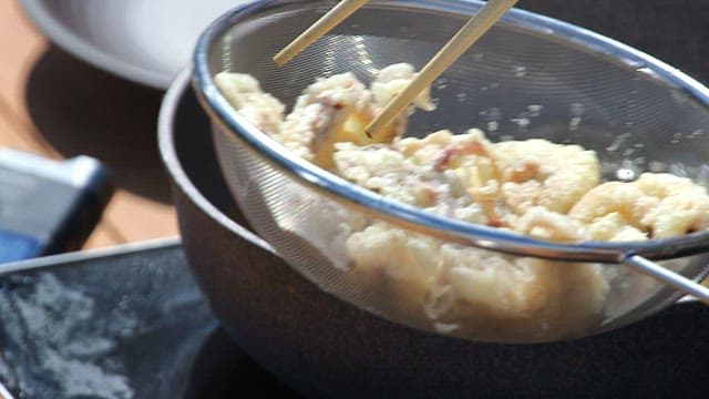 초벌한 쭈꾸미 튀김을 다시 기름에 넣는 모습