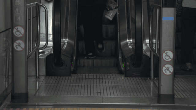 에스컬레이터를 이용하는 사람들