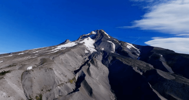 눈 덮인 장엄한 산