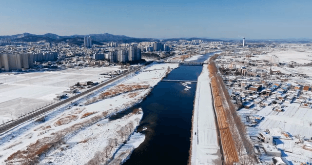 강이 있는 눈 덮인 도시 풍경
