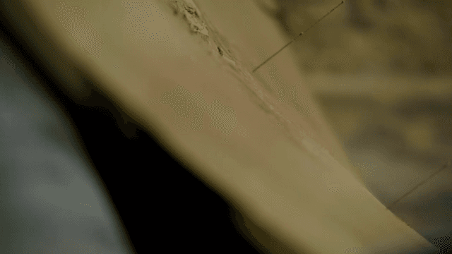 잘린 후 컨베이어 벨트에서 이동하는 점토