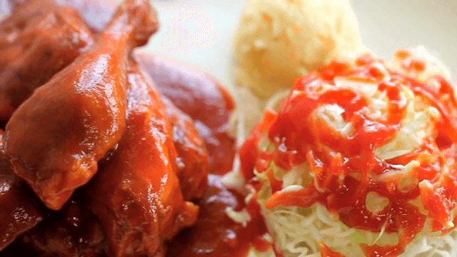 샐러드와 양념이 된 치킨이 있는 접시