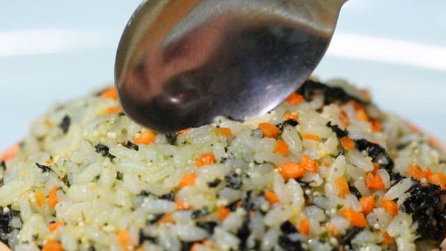 게 내장과 다진 채소로 만든 볶음밥