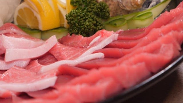 접시 위에 먹음직스럽게 플레이팅된 신선한 붉은 참치