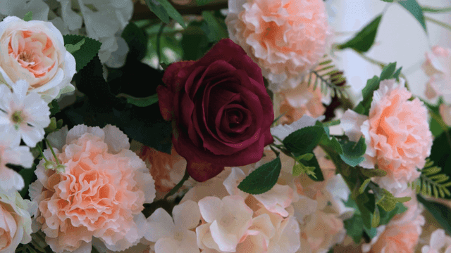 다채로운 장미와 카네이션 꽃다발