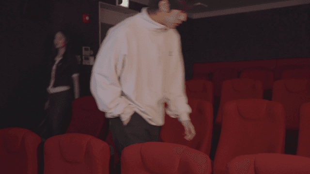 극장에 들어와 따로 앉는 커플
