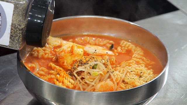 콩나물과 떡이 들어간 라면에 후추 뿌리기
