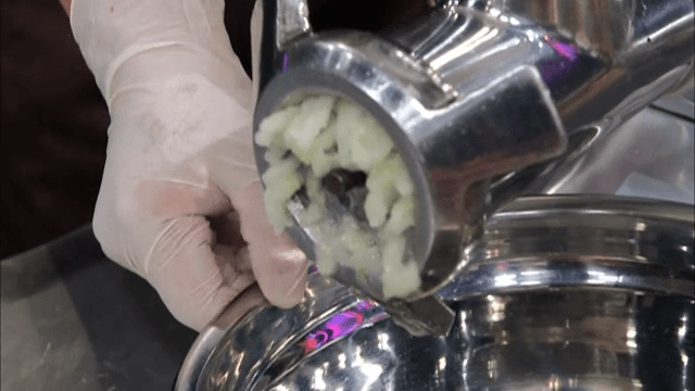 그라인더에서 갈리는 양파