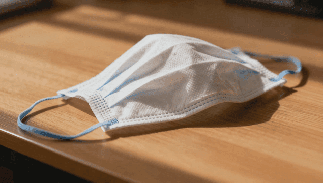 나무 테이블 위의 마스크