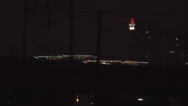 밤에 도시를 지나가는 열차