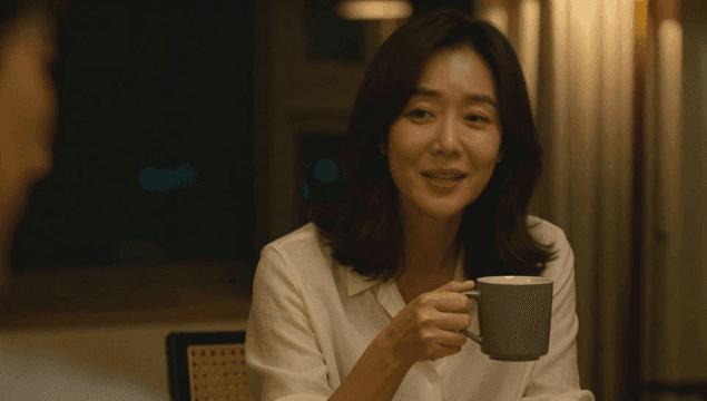 집에서 따뜻한 머그잔을 들고 대화하는 여성