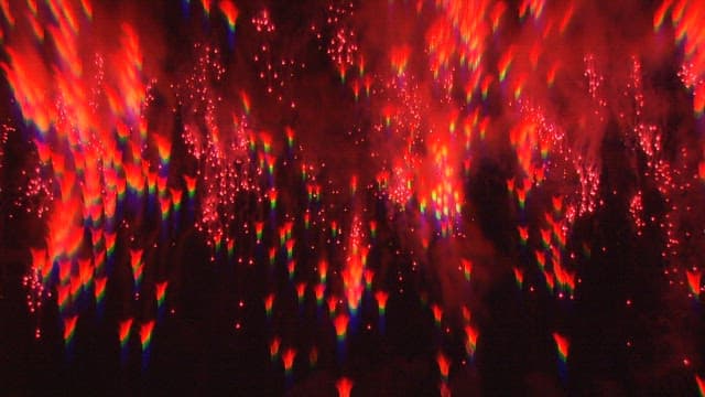 밤하늘을 수놓는 화려한 불꽃놀이의 세세한 움직임