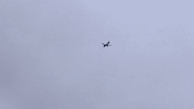 흐린 하늘을 나는 비행기