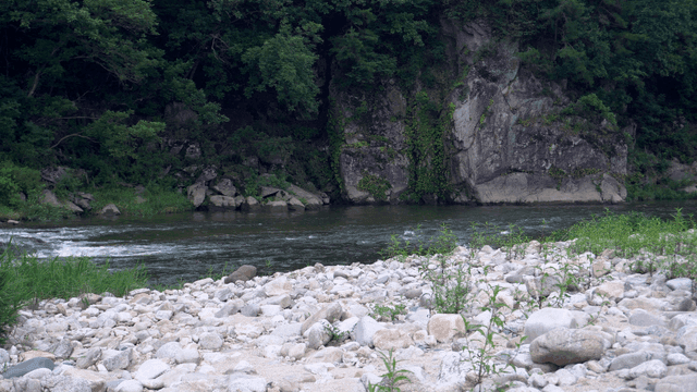 바위 절벽 옆으로 흐르는 고요한 강
