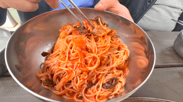 열무 김치와 함께한 한국 매운 비빔국수