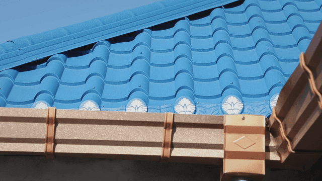 장식 무늬가 있는 파란 기와 지붕