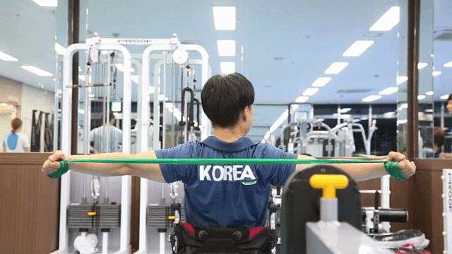 체육관에서 운동하는 휠체어 사용자