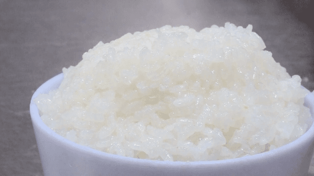 갓 지은 밥이 담긴 그릇