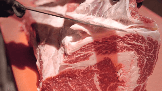 도마 위에서 자르는 생고기