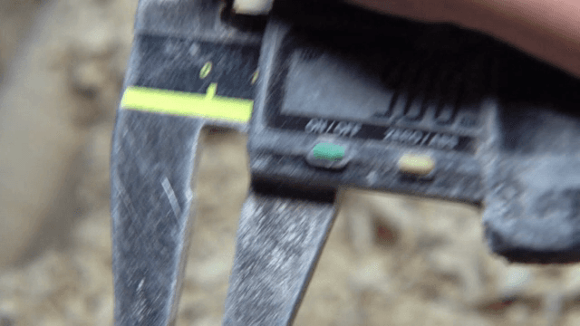 캘리퍼로 나무 물체 측정