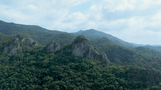 맑은 하늘 아래 푸른 산