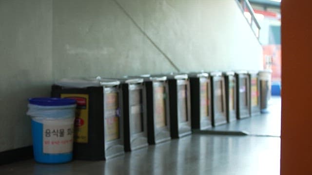 실내 복도에 놓여있는 쓰레기통들