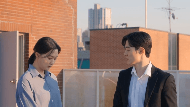 옥상에서 대화하는 두 사람