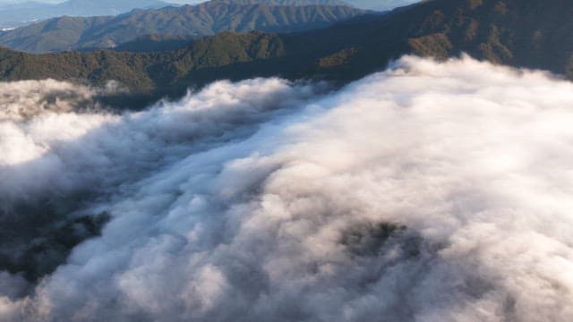 산봉우리를 덮은 구름