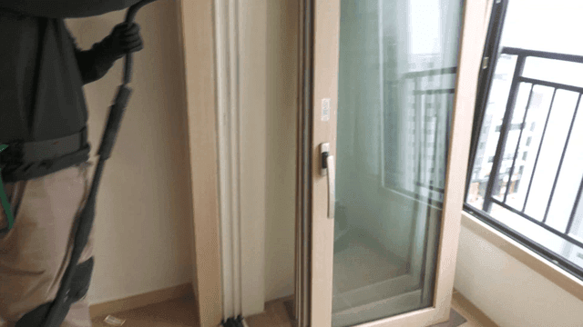 Cleaning windows with a high-pressure washer