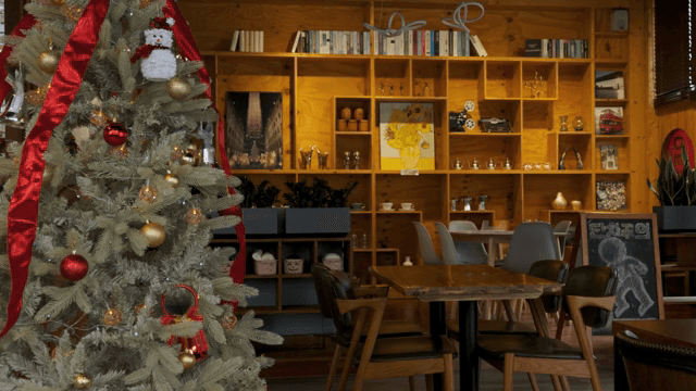 장식된 크리스마스 트리가 있는 아늑한 카페