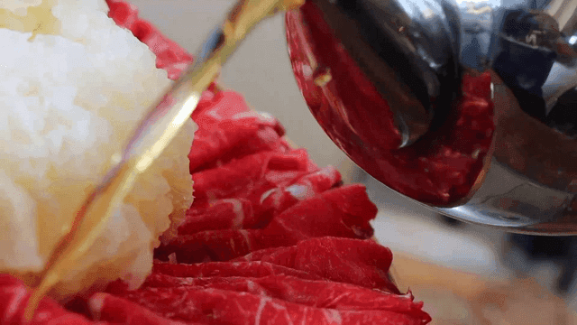 전골에 육수를 넣는 장면