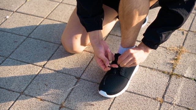 신발끈을 묶는 남성