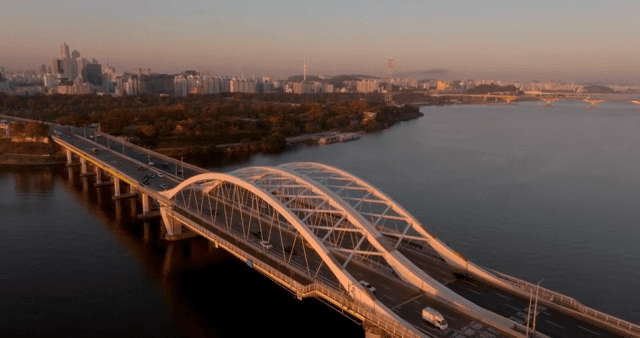 도시 스카이라인과 강 위의 다리