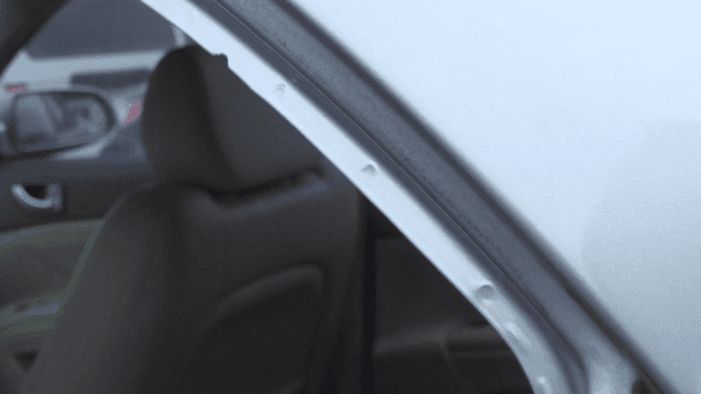 자동차 문 고무 패킹 조정하는 손