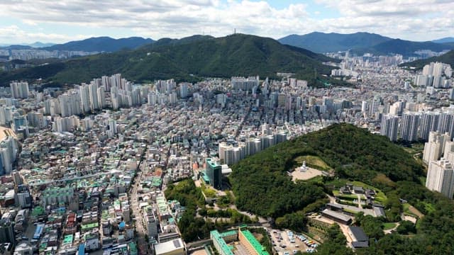 산으로 둘러싸인 대도시 전경