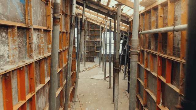 비계가 있는 건설 현장 내부